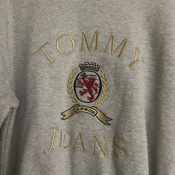 TOMMY JEANS Women’s Crew Neck Sweatshirt Grey - Picture 3 of 5